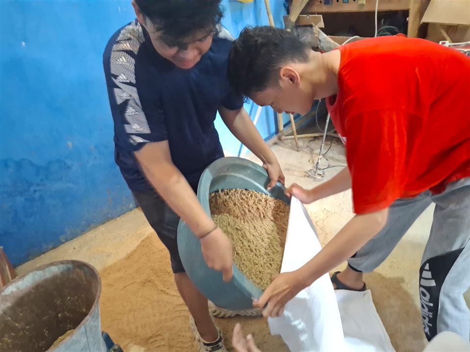 Tim mengemas pakan Sipatuo